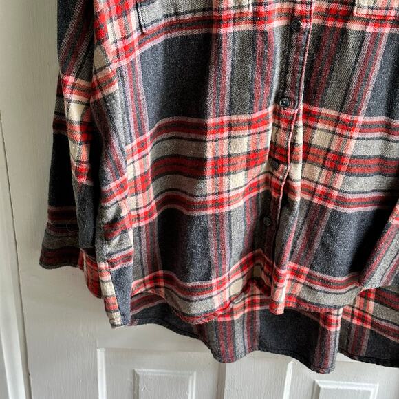 Old Navy Oversized Plaid Flannel Boyfriend Shirt in Burgundy Heather - Picture 5 of 7